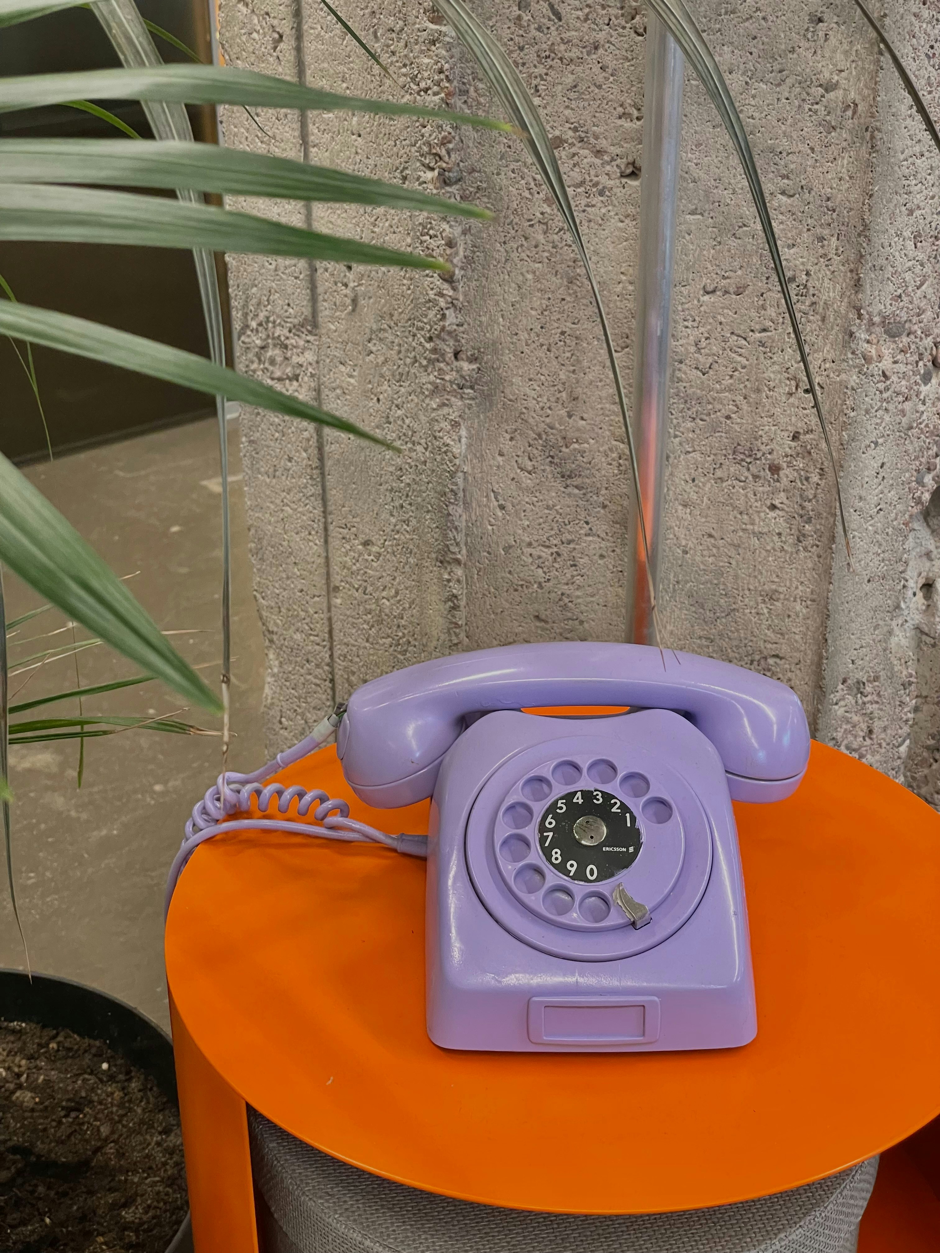 telefono vintage viola.jpg